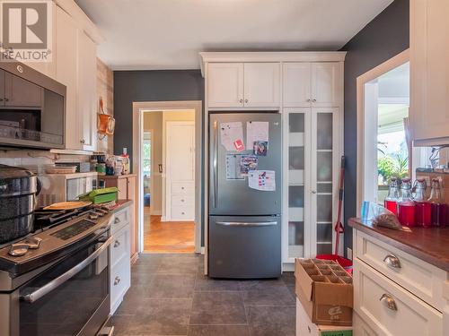 401 Gahan Avenue, Penticton, BC - Indoor Photo Showing Kitchen