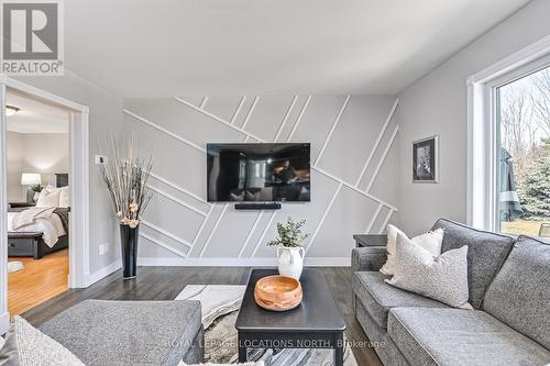 17 Trails End, Collingwood, ON - Indoor Photo Showing Living Room