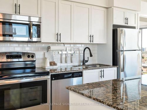 1115-830 Lawrence Ave W, Toronto, ON - Indoor Photo Showing Kitchen With Double Sink With Upgraded Kitchen