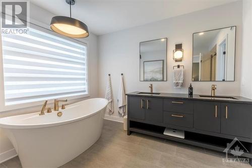 25 Angel Heights, Ottawa, ON - Indoor Photo Showing Bathroom