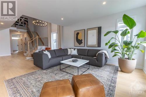 25 Angel Heights, Ottawa, ON - Indoor Photo Showing Living Room