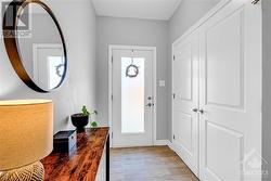 Bright and open foyer - 