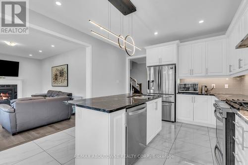 3298 Charles Fay Pass, Oakville, ON - Indoor Photo Showing Kitchen With Upgraded Kitchen