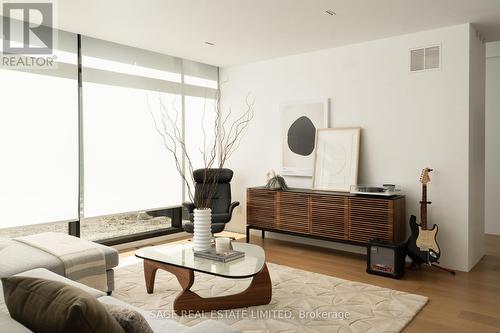 38 Ravensbourne Crescent, Toronto, ON - Indoor Photo Showing Living Room