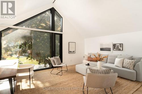 38 Ravensbourne Crescent, Toronto, ON - Indoor Photo Showing Living Room