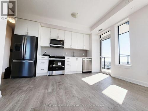 910 - 3200 William Coltson Avenue, Oakville, ON - Indoor Photo Showing Kitchen With Stainless Steel Kitchen