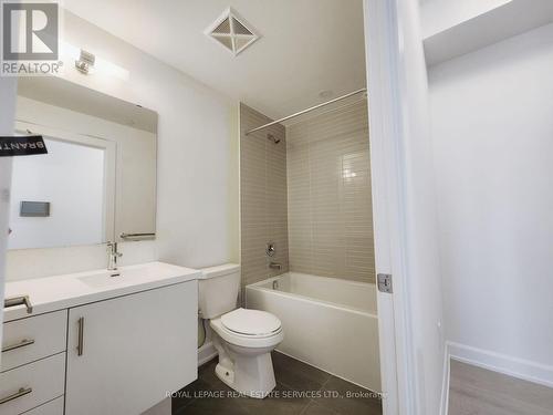 910 - 3200 William Coltson Avenue, Oakville, ON - Indoor Photo Showing Bathroom