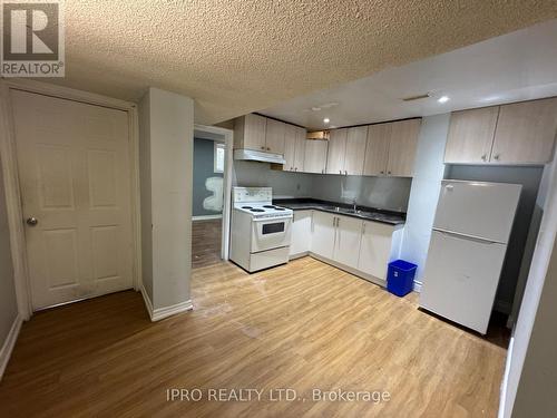 7 Dupont Court, Brampton, ON - Indoor Photo Showing Kitchen