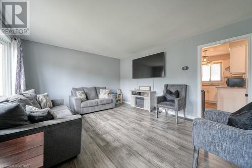 234 Park Row, Woodstock, ON - Indoor Photo Showing Living Room