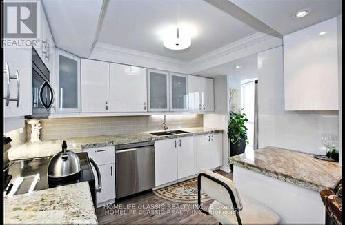 609 - 20 Harding Boulevard, Richmond Hill, ON - Indoor Photo Showing Kitchen With Double Sink With Upgraded Kitchen