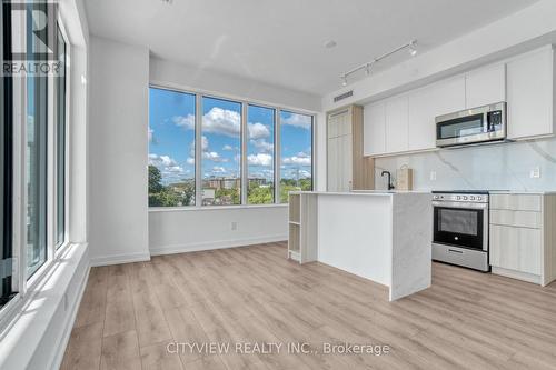 404 - 500 Dupont Street, Toronto, ON - Indoor Photo Showing Kitchen