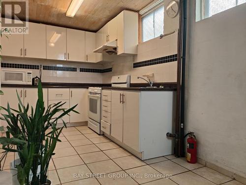 190 Santamonica Boulevard, Toronto, ON - Indoor Photo Showing Kitchen