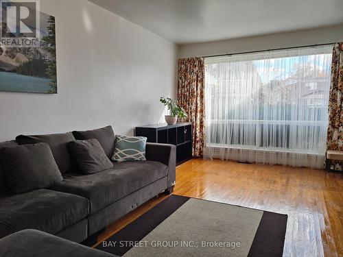 190 Santamonica Boulevard, Toronto, ON - Indoor Photo Showing Living Room