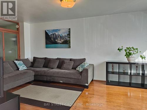 190 Santamonica Boulevard, Toronto, ON - Indoor Photo Showing Living Room