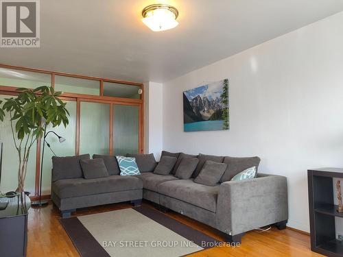 190 Santamonica Boulevard, Toronto, ON - Indoor Photo Showing Living Room