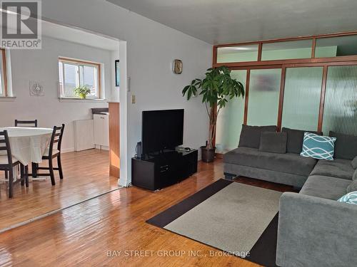 190 Santamonica Boulevard, Toronto, ON - Indoor Photo Showing Living Room