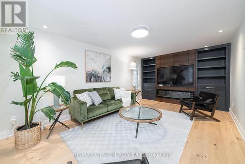 2366 Devon Road, Oakville, ON - Indoor Photo Showing Living Room