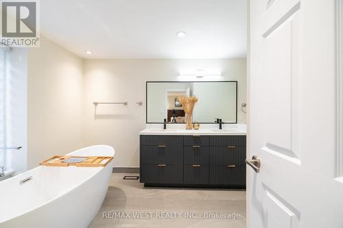 2366 Devon Road, Oakville, ON - Indoor Photo Showing Bathroom