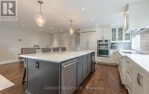 249 Cheltenham Road, Burlington, ON - Indoor Photo Showing Kitchen With Upgraded Kitchen