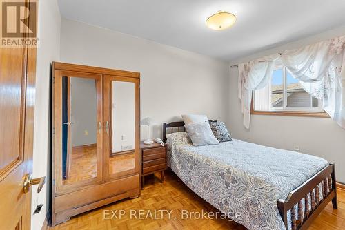 7737 Mount Carmel Boulevard, Niagara Falls, ON - Indoor Photo Showing Bedroom