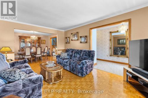 7737 Mount Carmel Boulevard, Niagara Falls, ON - Indoor Photo Showing Living Room