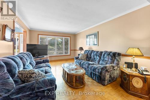 7737 Mount Carmel Boulevard, Niagara Falls, ON - Indoor Photo Showing Living Room