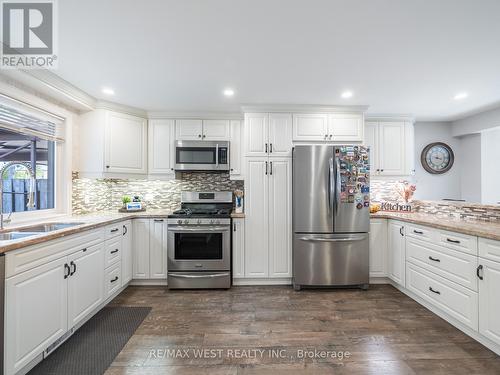 C - 150 Kingswood Drive, Kitchener, ON - Indoor Photo Showing Kitchen With Double Sink With Upgraded Kitchen