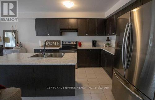 130 Munro Circle, Brantford, ON - Indoor Photo Showing Kitchen With Double Sink With Upgraded Kitchen