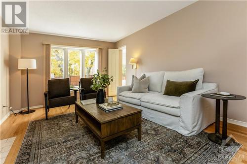 1815 Hunters Run Drive, Ottawa, ON - Indoor Photo Showing Living Room