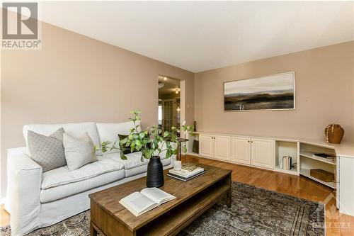 1815 Hunters Run Drive, Ottawa, ON - Indoor Photo Showing Living Room