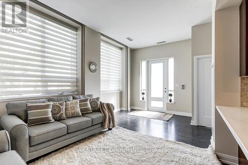 101 - 540 Bur Oak Avenue, Markham, ON - Indoor Photo Showing Living Room