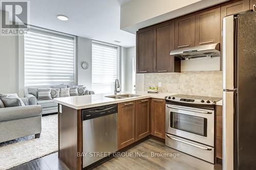 101 - 540 Bur Oak Avenue, Markham, ON - Indoor Photo Showing Kitchen With Double Sink