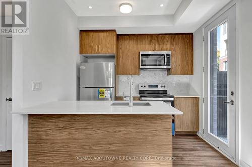 23 - 3562 Colonial Drive, Mississauga, ON - Indoor Photo Showing Kitchen