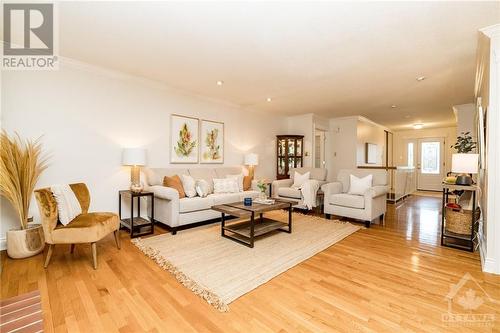 21 Glen Abbey Crescent, Ottawa, ON - Indoor Photo Showing Living Room