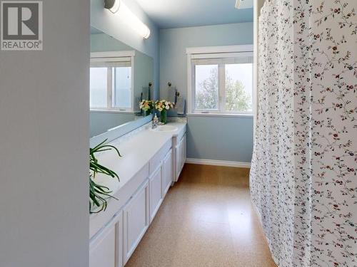 8745 Patricia Road, Powell River, BC - Indoor Photo Showing Bathroom