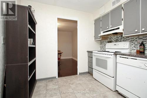 102 - 1 Royal Orchard Blv Boulevard, Markham, ON - Indoor Photo Showing Kitchen