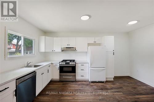 20 Randolph Street, Welland, ON - Indoor Photo Showing Kitchen