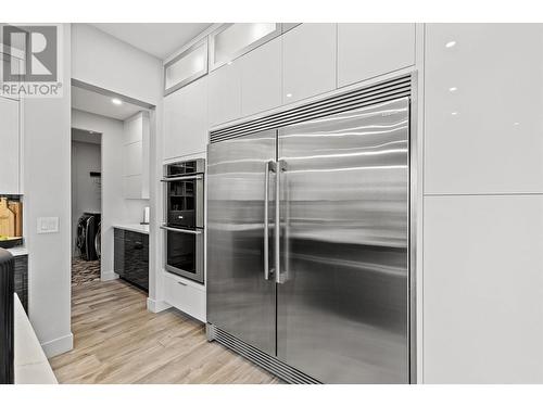 3324 Black Pine Lane, Kelowna, BC - Indoor Photo Showing Kitchen