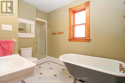 315 Pearl Avenue, Peterborough (Downtown), ON - Indoor Photo Showing Bathroom