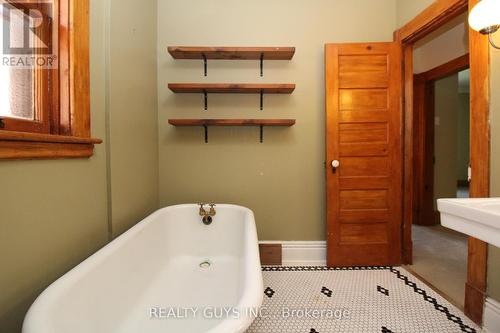 315 Pearl Avenue, Peterborough (Downtown), ON - Indoor Photo Showing Bathroom