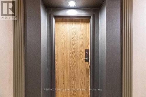 520 - 1001 Cedarglen Gate, Mississauga, ON - Indoor Photo Showing Bathroom