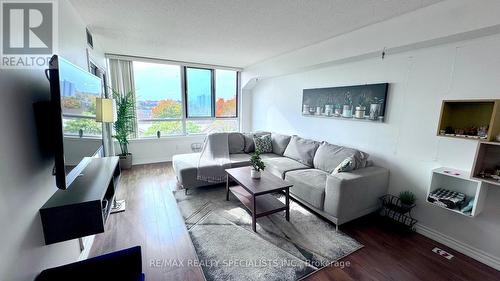 520 - 1001 Cedarglen Gate, Mississauga, ON - Indoor Photo Showing Living Room