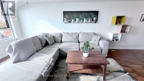 520 - 1001 Cedarglen Gate, Mississauga, ON - Indoor Photo Showing Living Room