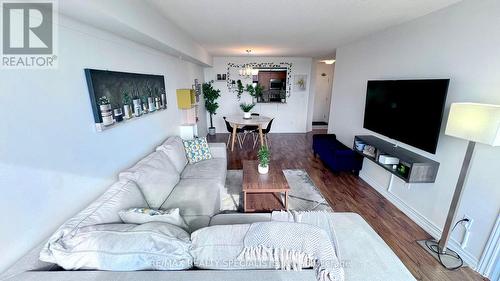 520 - 1001 Cedarglen Gate, Mississauga, ON - Indoor Photo Showing Living Room