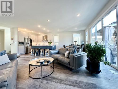 7016 Wren Drive, Osoyoos, BC - Indoor Photo Showing Living Room