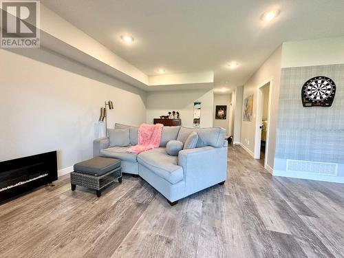 7016 Wren Drive, Osoyoos, BC - Indoor Photo Showing Living Room