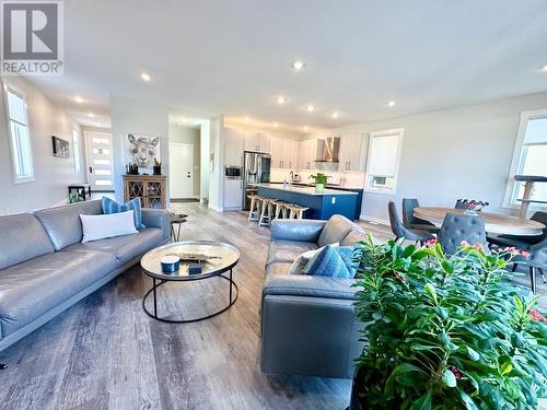 7016 Wren Drive, Osoyoos, BC - Indoor Photo Showing Living Room