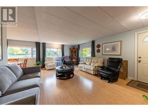 518 Lister Road, Kamloops, BC - Indoor Photo Showing Living Room