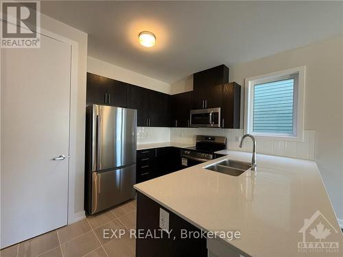 538 Oldenberg Avenue, Ottawa, ON - Indoor Photo Showing Kitchen With Stainless Steel Kitchen With Double Sink