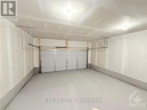 538 Oldenberg Avenue, Ottawa, ON - Indoor Photo Showing Garage